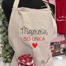 Carica l'immagine nel visualizzatore di Gallery, Grembiule “Mamma sei unica”