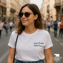 Carica l'immagine nel visualizzatore di Gallery, T-shirt "Cerco l'estate tutto l'anno"