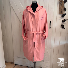 Carica l'immagine nel visualizzatore di Gallery, Accappatoio in microfibra “Super Mamma” – Personalizzato con il suo nome