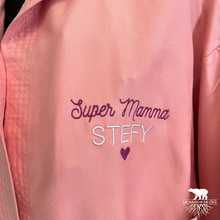 Carica l'immagine nel visualizzatore di Gallery, Accappatoio in microfibra “Super Mamma” – Personalizzato con il suo nome