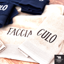 Carica l'immagine nel visualizzatore di Gallery, Faccia e Culo: Gli Asciugamani Che Portano Ironia (e Stile) Nel Tuo Bagno!