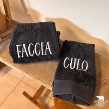 Carica l'immagine nel visualizzatore di Gallery, Faccia e Culo: Gli Asciugamani Che Portano Ironia (e Stile) Nel Tuo Bagno!