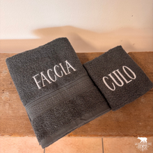 Carica l'immagine nel visualizzatore di Gallery, Faccia e Culo: Gli Asciugamani Che Portano Ironia (e Stile) Nel Tuo Bagno!