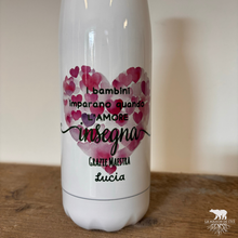 Carica l'immagine nel visualizzatore di Gallery, Bottiglia termica i bambini imparano quando l’amore insegna