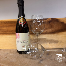Carica l'immagine nel visualizzatore di Gallery, Calici Romantici ed Etichetta Speciale: Il Duo Perfetto per Brindare all'Amore