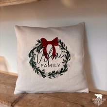 Carica l'immagine nel visualizzatore di Gallery, Cuscino in Cotone Personalizzato con Nome della Famiglia - Un Tocco Unico per la Tua Casa