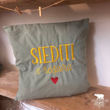 Carica l'immagine nel visualizzatore di Gallery, Cuscino SIEDITI e RESPIRA