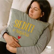 Carica l'immagine nel visualizzatore di Gallery, Cuscino SIEDITI e RESPIRA