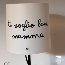 Carica l'immagine nel visualizzatore di Gallery, Lampada da comodino “Mamma ti voglio bene”
