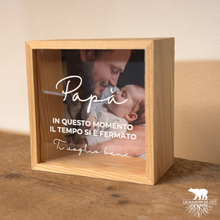 Carica l'immagine nel visualizzatore di Gallery, Cornice: Un attimo eterno, un amore senza tempo!