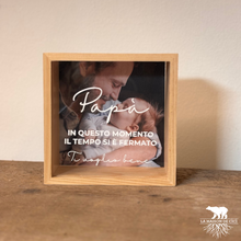 Carica l'immagine nel visualizzatore di Gallery, Cornice: Un attimo eterno, un amore senza tempo!