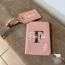 Carica l'immagine nel visualizzatore di Gallery, portapassaporto_custom_rosa_1