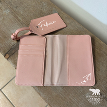 Carica l'immagine nel visualizzatore di Gallery, portapassaporto_custom_rosa_2
