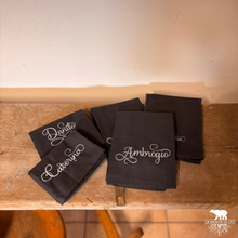 Carica l'immagine nel visualizzatore di Gallery, Tovaglioli in Cotone Personalizzati con Nome - Eleganza per la Tua Tavola di Natale