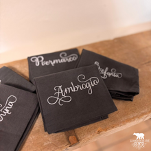 Carica l'immagine nel visualizzatore di Gallery, Tovaglioli in Cotone Personalizzati con Nome - Eleganza per la Tua Tavola di Natale