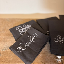 Carica l'immagine nel visualizzatore di Gallery, Tovaglioli in Cotone Personalizzati con Nome - Eleganza per la Tua Tavola di Natale
