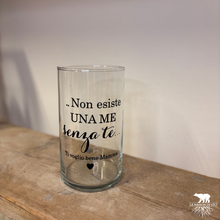 Carica l'immagine nel visualizzatore di Gallery, Vaso in vetro personalizzato - Mamma, non esiste una me senza te