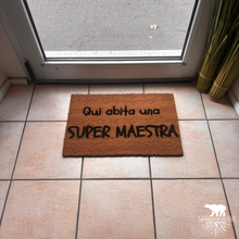 Carica l'immagine nel visualizzatore di Gallery, Zerbino in cocco - Qui abita una super maestra