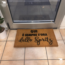 Carica l'immagine nel visualizzatore di Gallery, Zerbino in cocco - È sempre l'ora dello Spritz