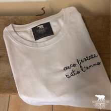 Carica l&#39;immagine nel visualizzatore di Gallery, T-shirt &quot;Cerco l&#39;estate tutto l&#39;anno&quot;

