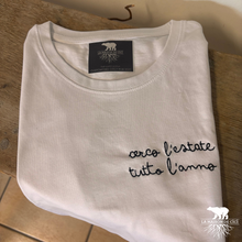 Carica l&#39;immagine nel visualizzatore di Gallery, T-shirt &quot;Cerco l&#39;estate tutto l&#39;anno&quot;
