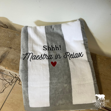 Carica l&#39;immagine nel visualizzatore di Gallery, Telo mare &quot;Shhh! Maestra in Relax&quot;
