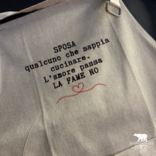 Carica l'immagine nel visualizzatore di Gallery, Grembiule Ricamato - Sposa qualcuno che sappia cucinare
