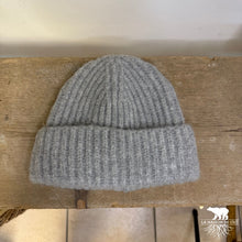 Load image into Gallery viewer, Berretto in lana personalizzabile – Ricamo su misura
