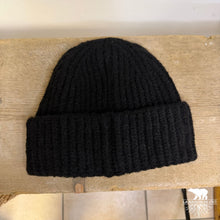 Load image into Gallery viewer, Berretto in lana personalizzabile – Ricamo su misura

