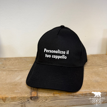 Carica l'immagine nel visualizzatore di Gallery, Cappello con visiera personalizzabile – Ricamo su misura
