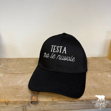 Carica l'immagine nel visualizzatore di Gallery, Cappello con visiera personalizzabile – Ricamo su misura
