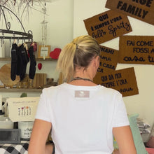 Carica e avvia il video nel visualizzatore di galleria, T-shirt &quot;Buongiorno un Cavolo&quot;
