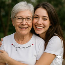 Carica l&#39;immagine nel visualizzatore di Gallery, T-shirt in cotone con ricamo “Super Nonna”
