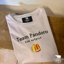 Carica l&#39;immagine nel visualizzatore di Gallery, T-shirt &quot;Team Pandoro – Con Nutella”
